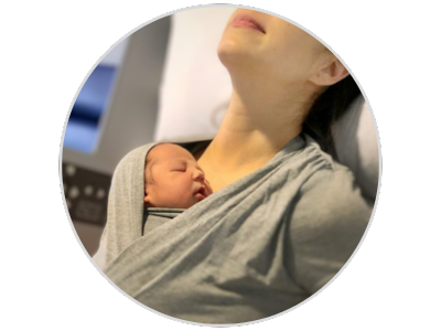 imagen que muestra a una madre haciendo el metodo canguro piel con piel con bebe prematuro en la camiseta de porteo quokkababy